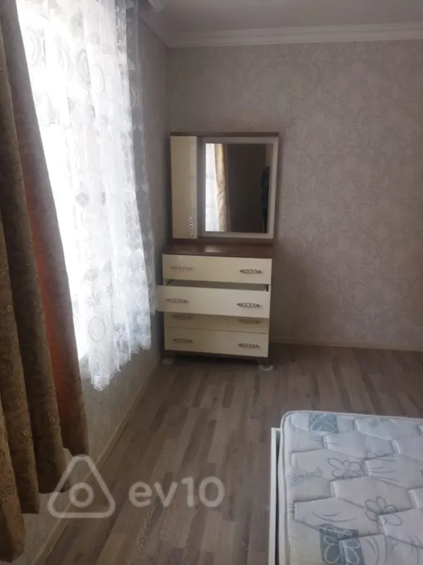Kirayə verilir 2 otaqlı köhnə tikili 65 m²