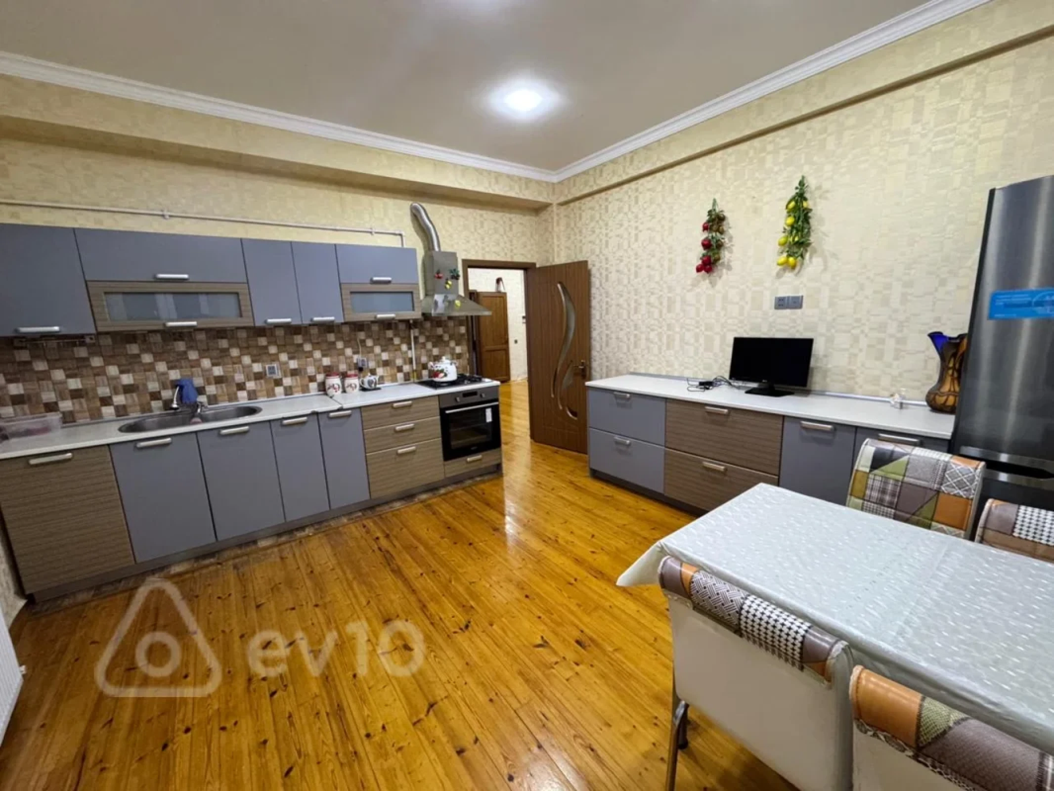 Kirayə verilir 3 otaqlı yeni tikili 130 m²