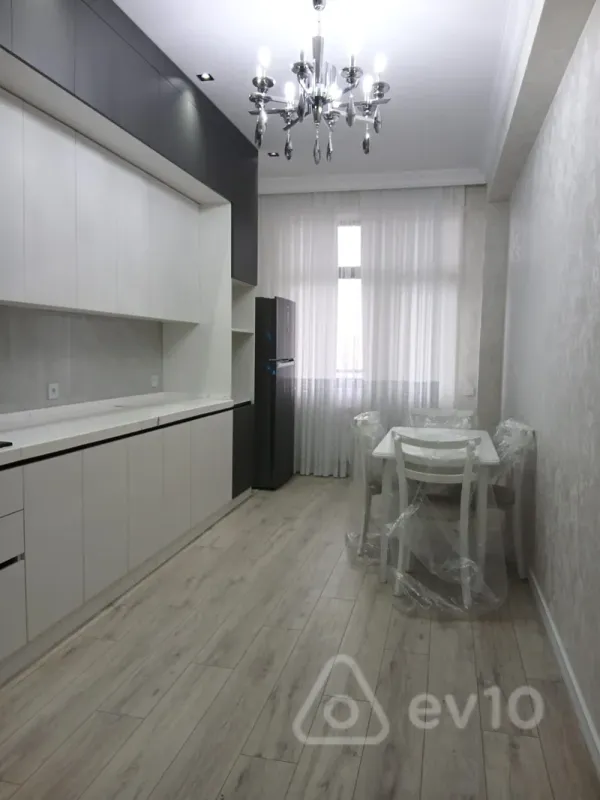 Kirayə verilir 3 otaqlı yeni tikili 140 m²