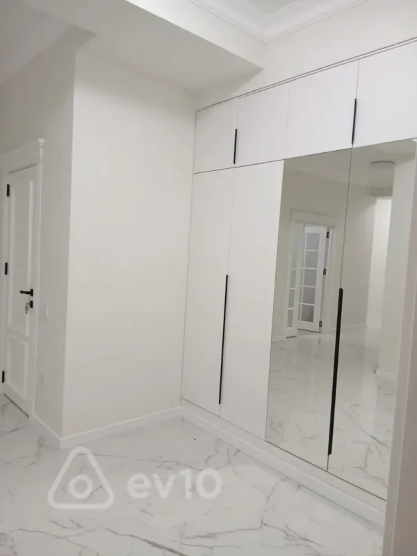 Kirayə verilir 3 otaqlı yeni tikili 140 m²