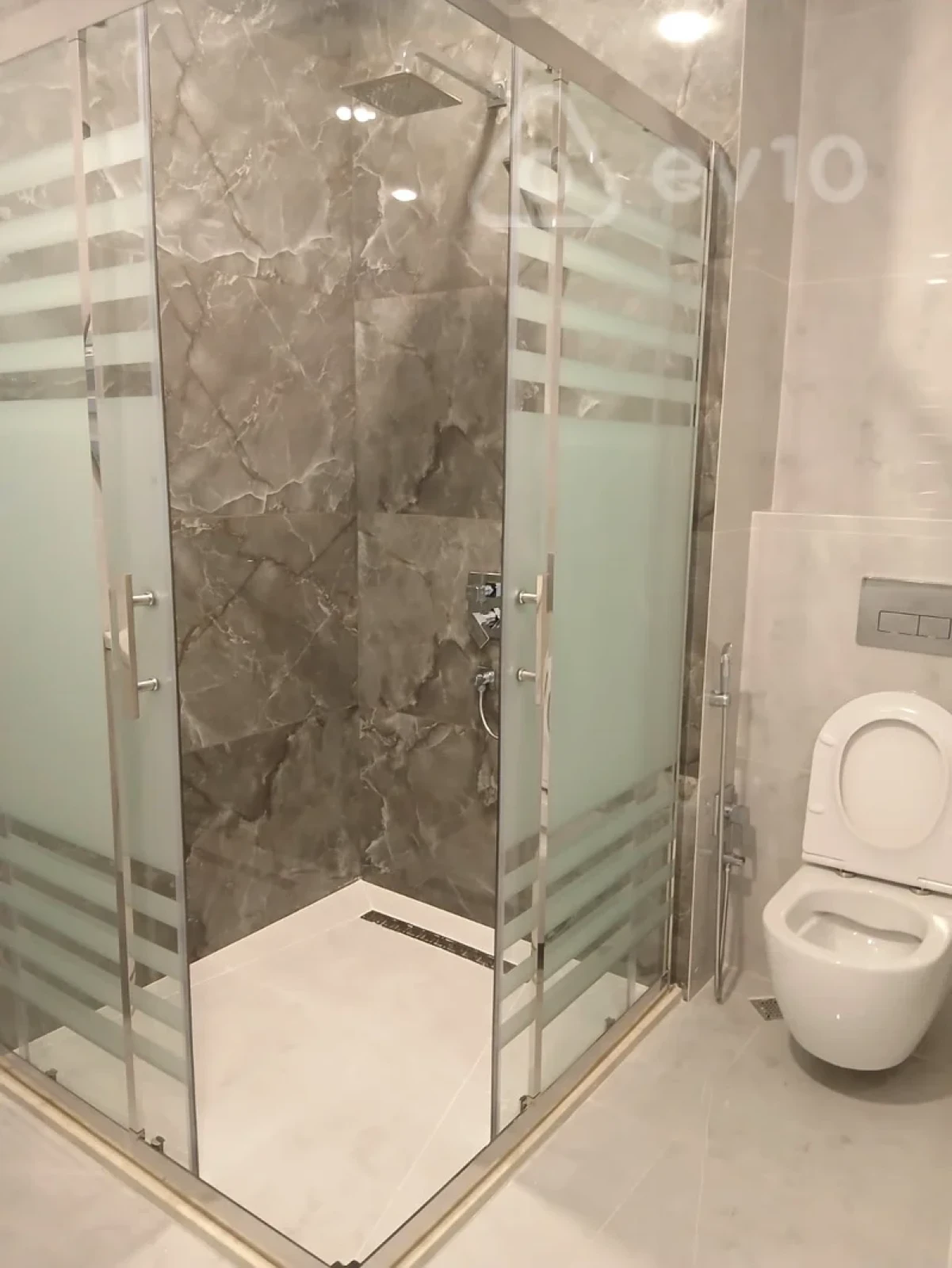 Kirayə verilir 3 otaqlı yeni tikili 140 m²