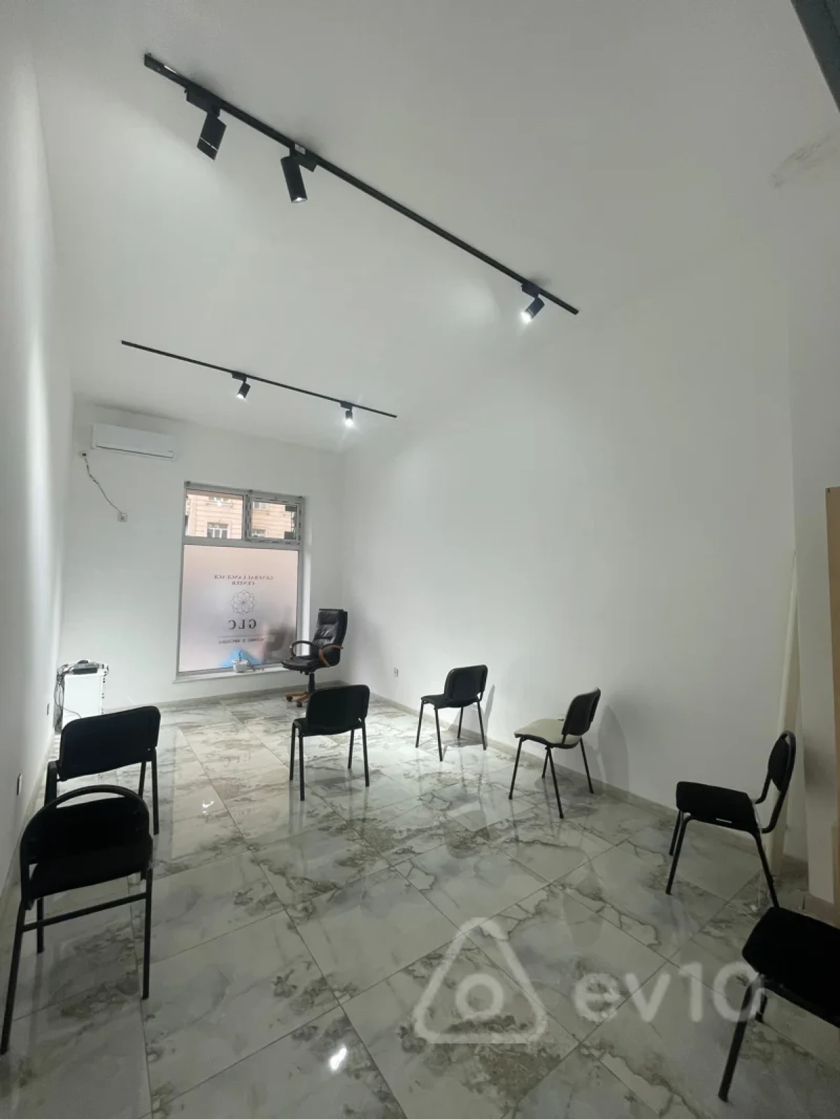 Kirayə verilir mənzil 215 m²