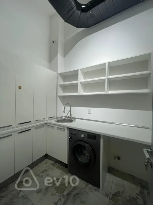 Kirayə verilir mənzil 215 m²