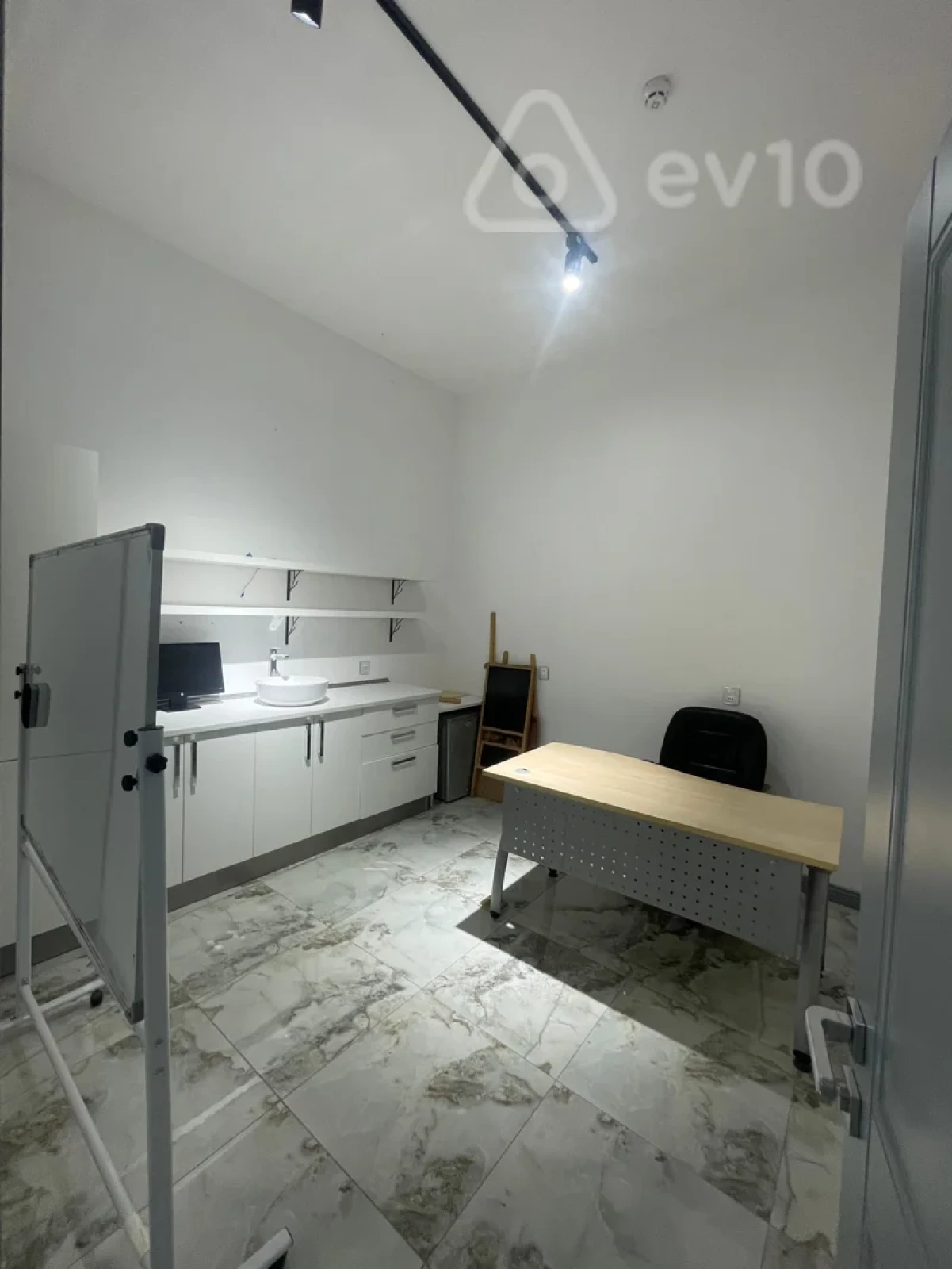 Kirayə verilir mənzil 215 m²