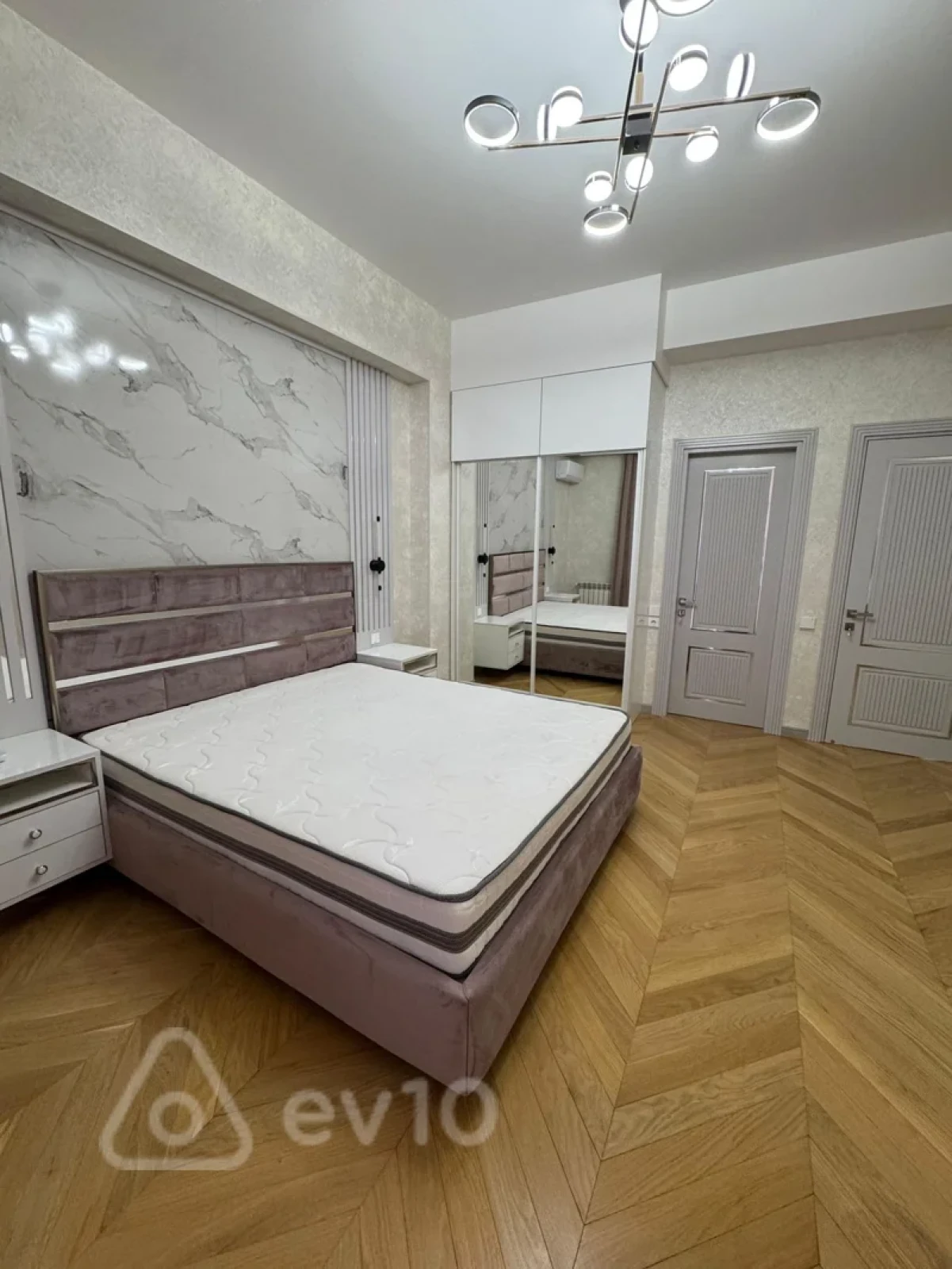 Kirayə verilir 3 otaqlı yeni tikili 180 m²