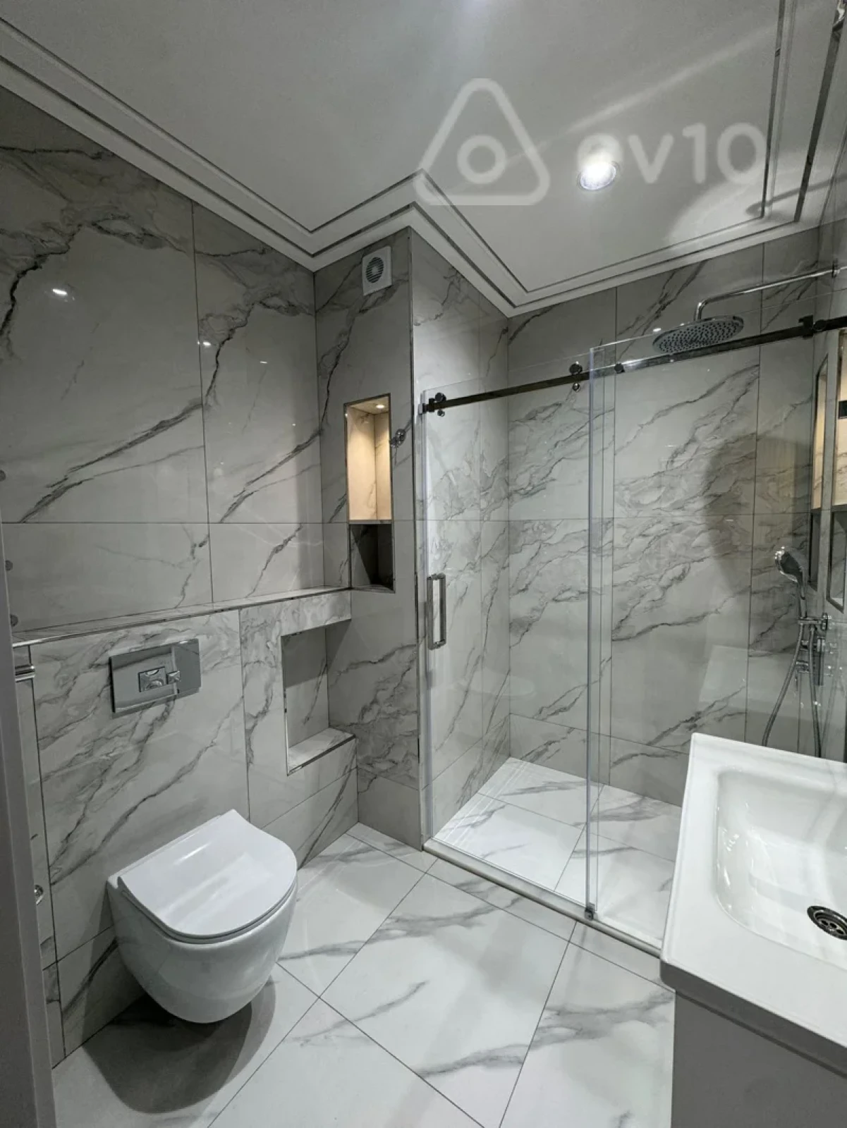 Kirayə verilir 3 otaqlı yeni tikili 180 m²