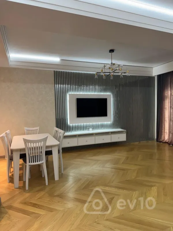 Kirayə verilir 3 otaqlı yeni tikili 180 m²