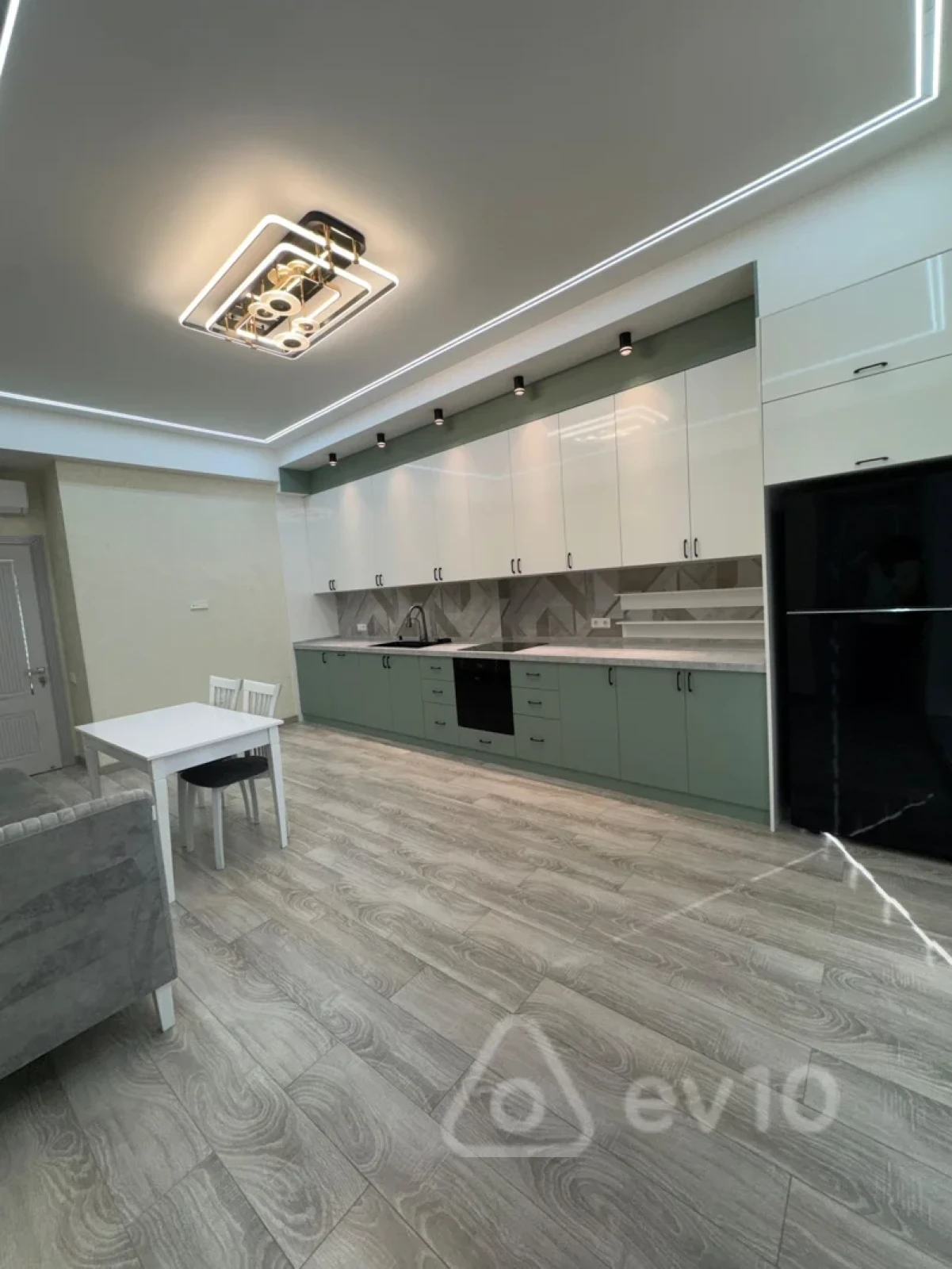 Kirayə verilir 3 otaqlı yeni tikili 180 m²