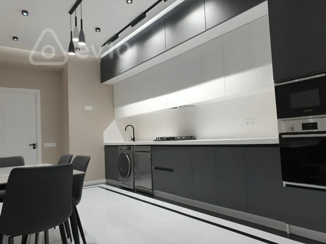 Kirayə verilir 3 otaqlı yeni tikili 140 m²