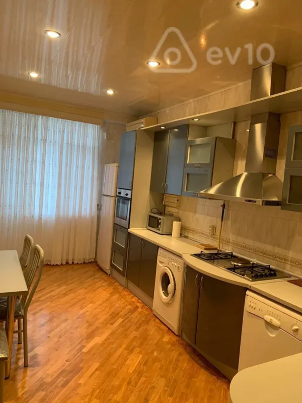 Kirayə verilir 4 otaqlı yeni tikili 200 m²