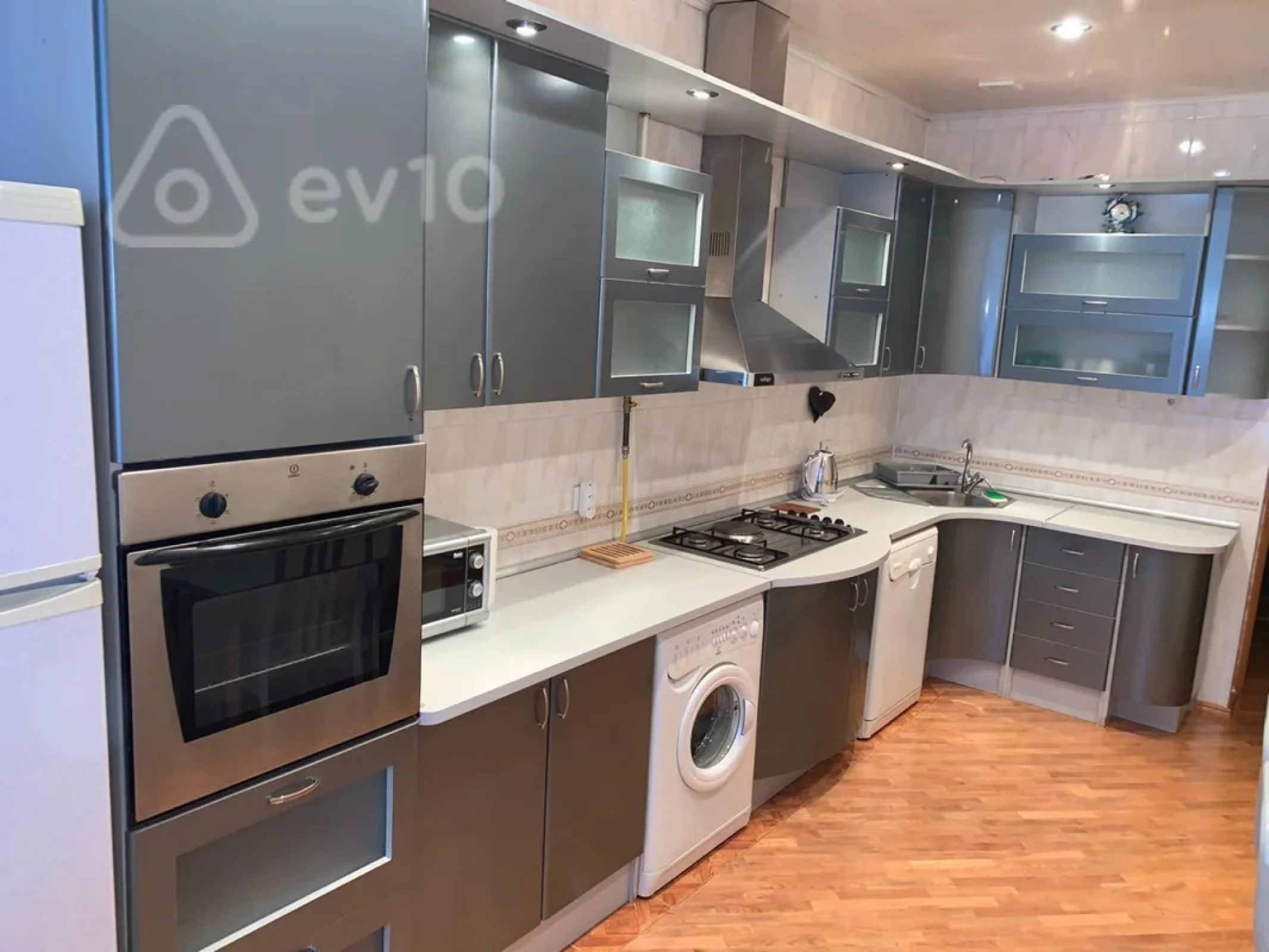 Kirayə verilir 4 otaqlı yeni tikili 200 m²