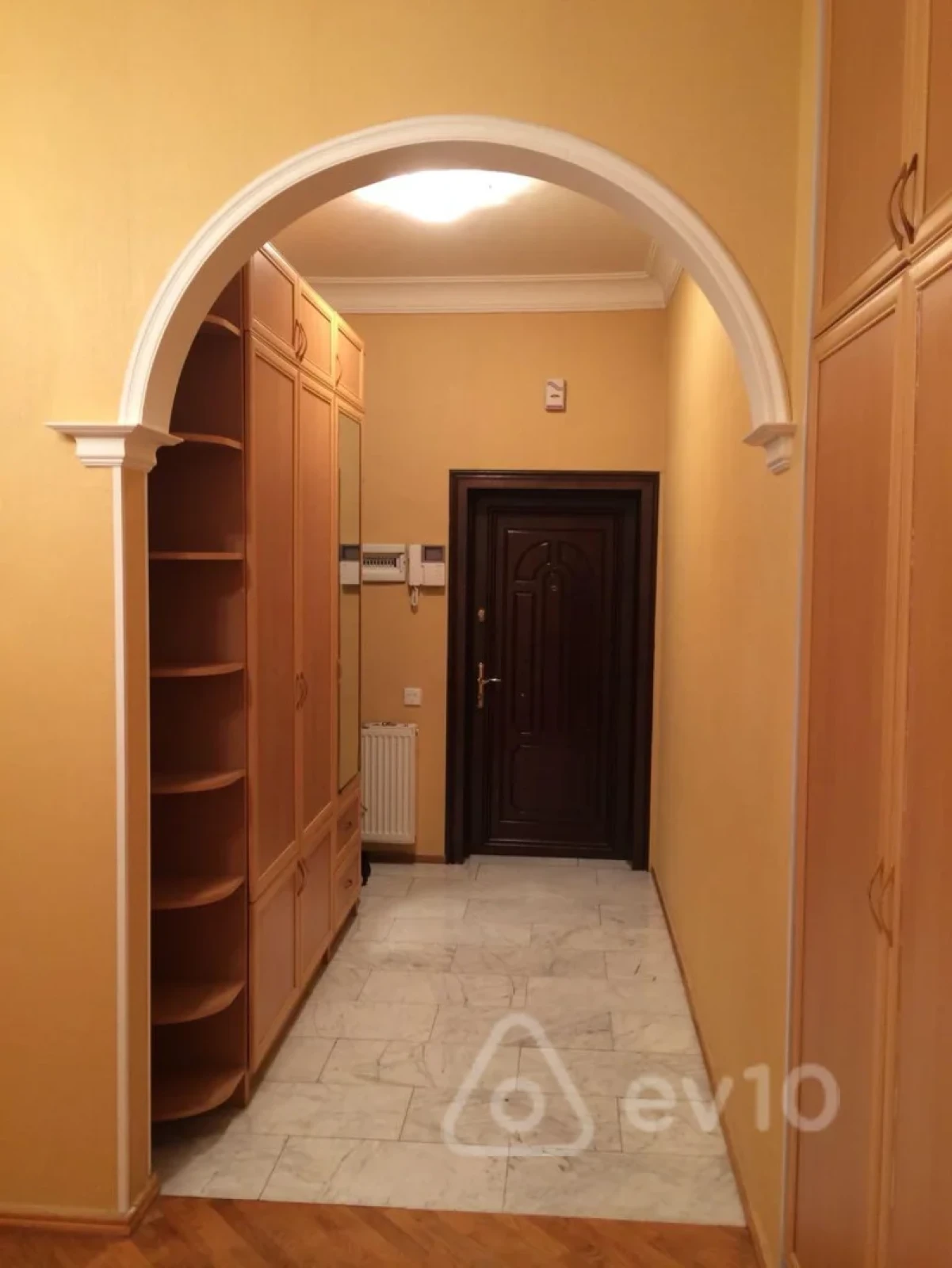 Kirayə verilir 4 otaqlı yeni tikili 200 m²