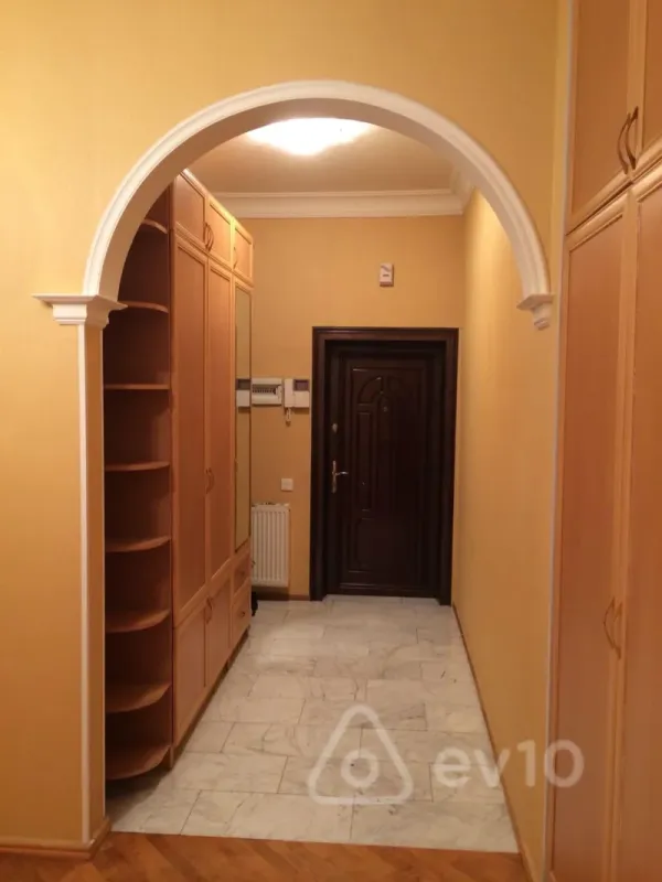 Kirayə verilir 4 otaqlı yeni tikili 200 m²