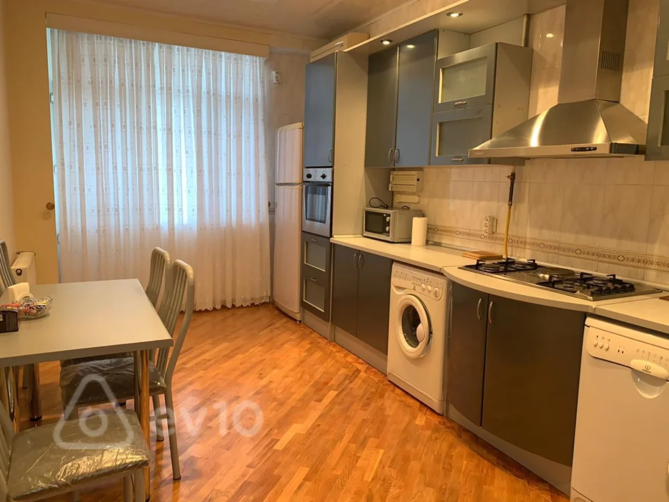 Kirayə verilir 4 otaqlı yeni tikili 200 m²