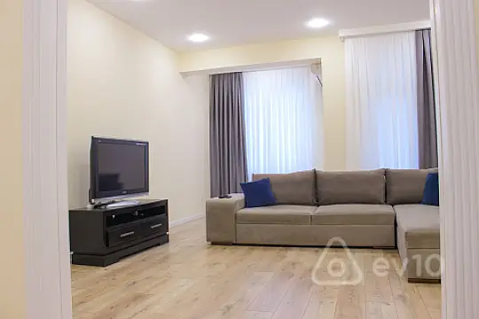 Kirayə verilir 3 otaqlı yeni tikili 137 m²