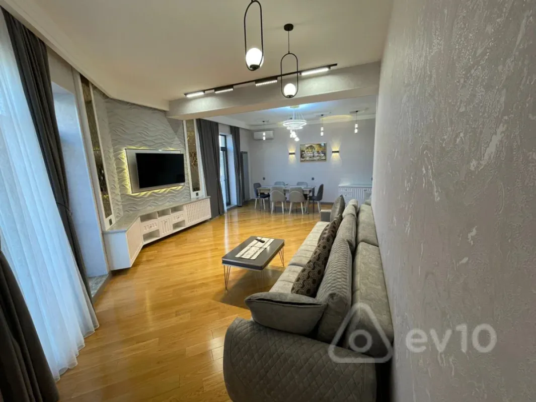 Kirayə verilir 3 otaqlı yeni tikili 150 m²