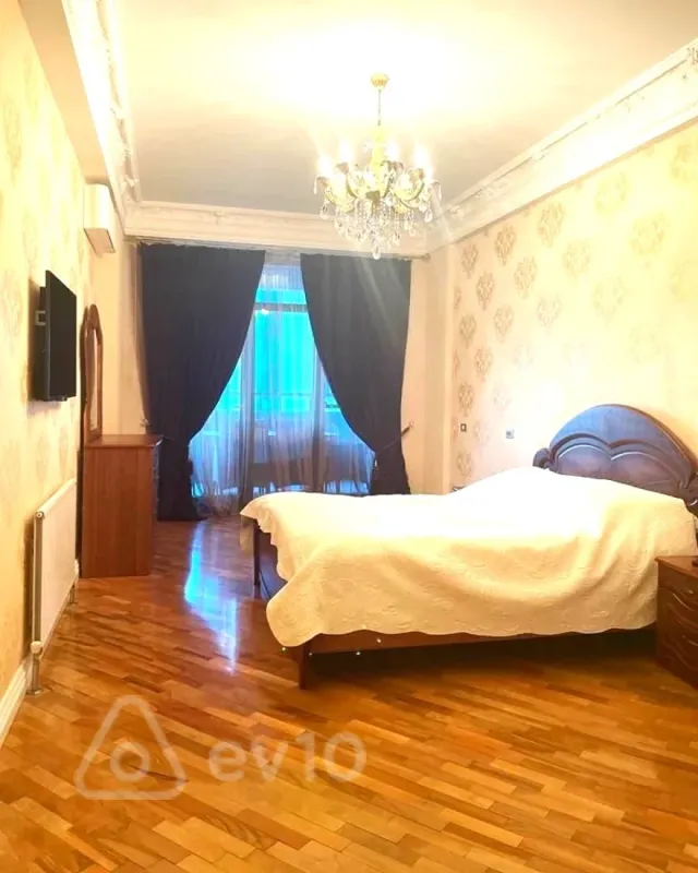 Kirayə verilir 3 otaqlı yeni tikili 220 m²