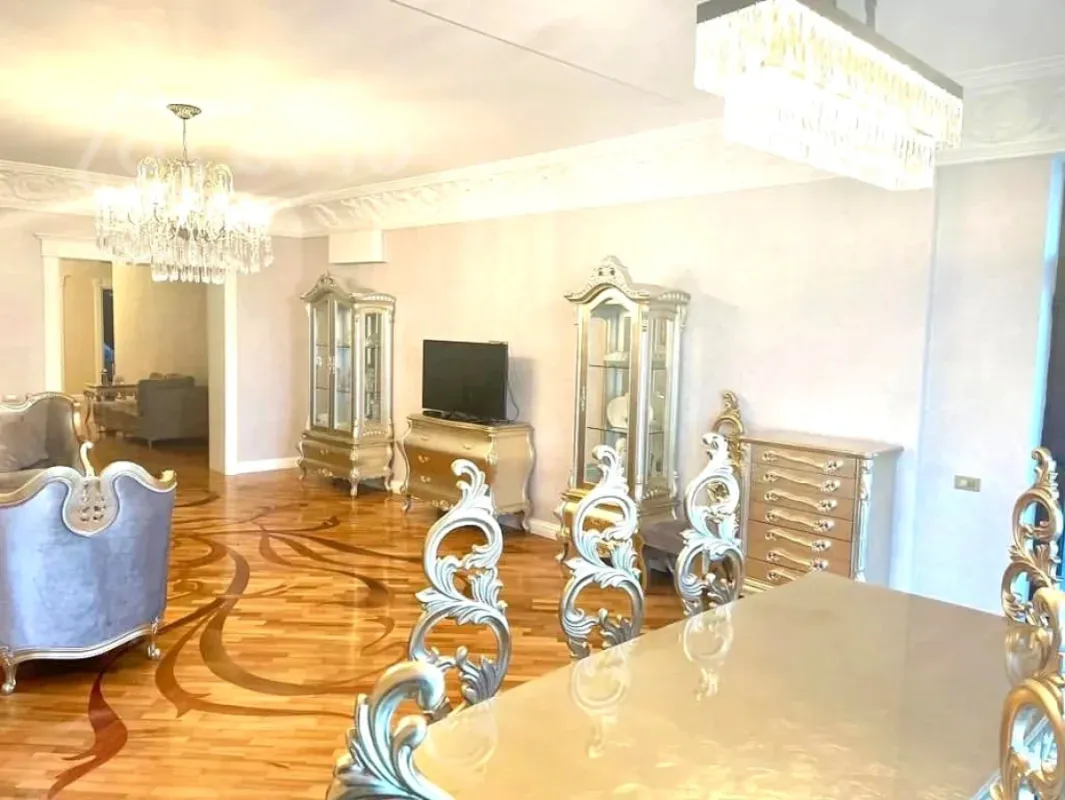 Kirayə verilir 3 otaqlı yeni tikili 220 m²