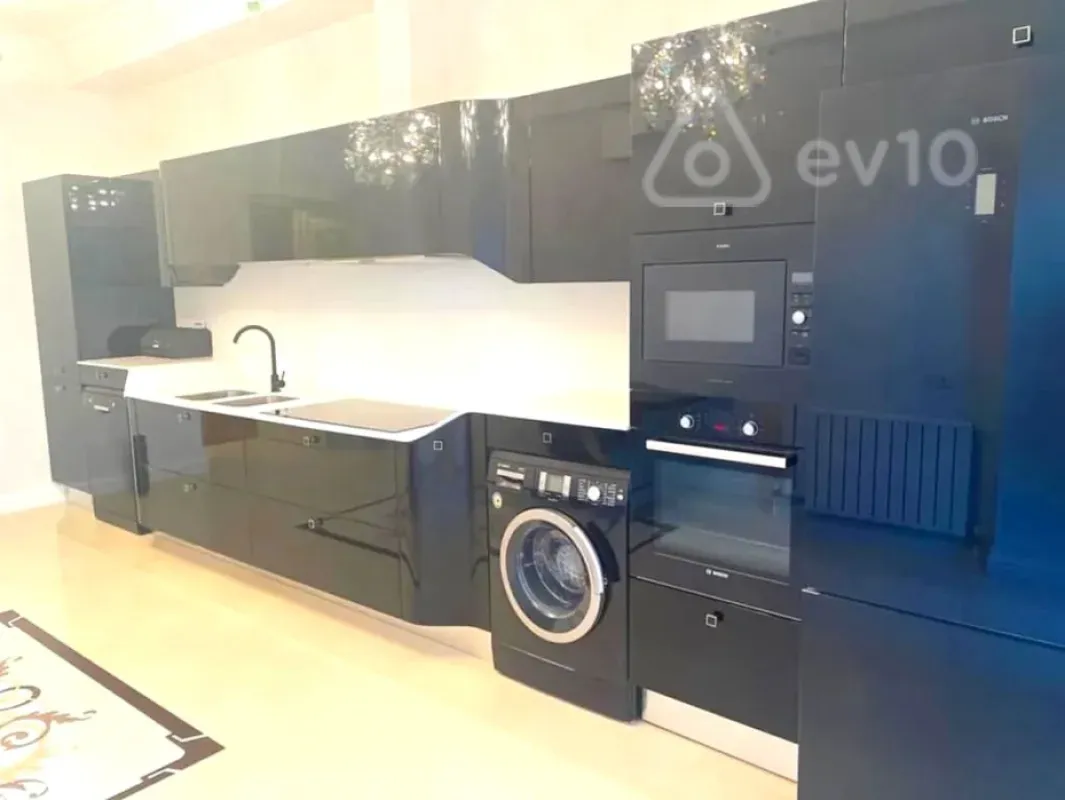 Kirayə verilir 3 otaqlı yeni tikili 220 m²