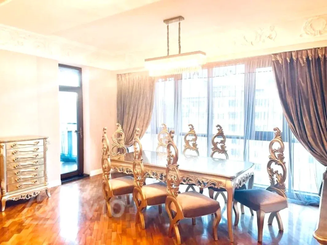 Kirayə verilir 3 otaqlı yeni tikili 220 m²