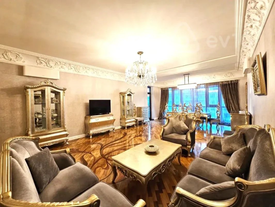 Kirayə verilir 3 otaqlı yeni tikili 220 m²