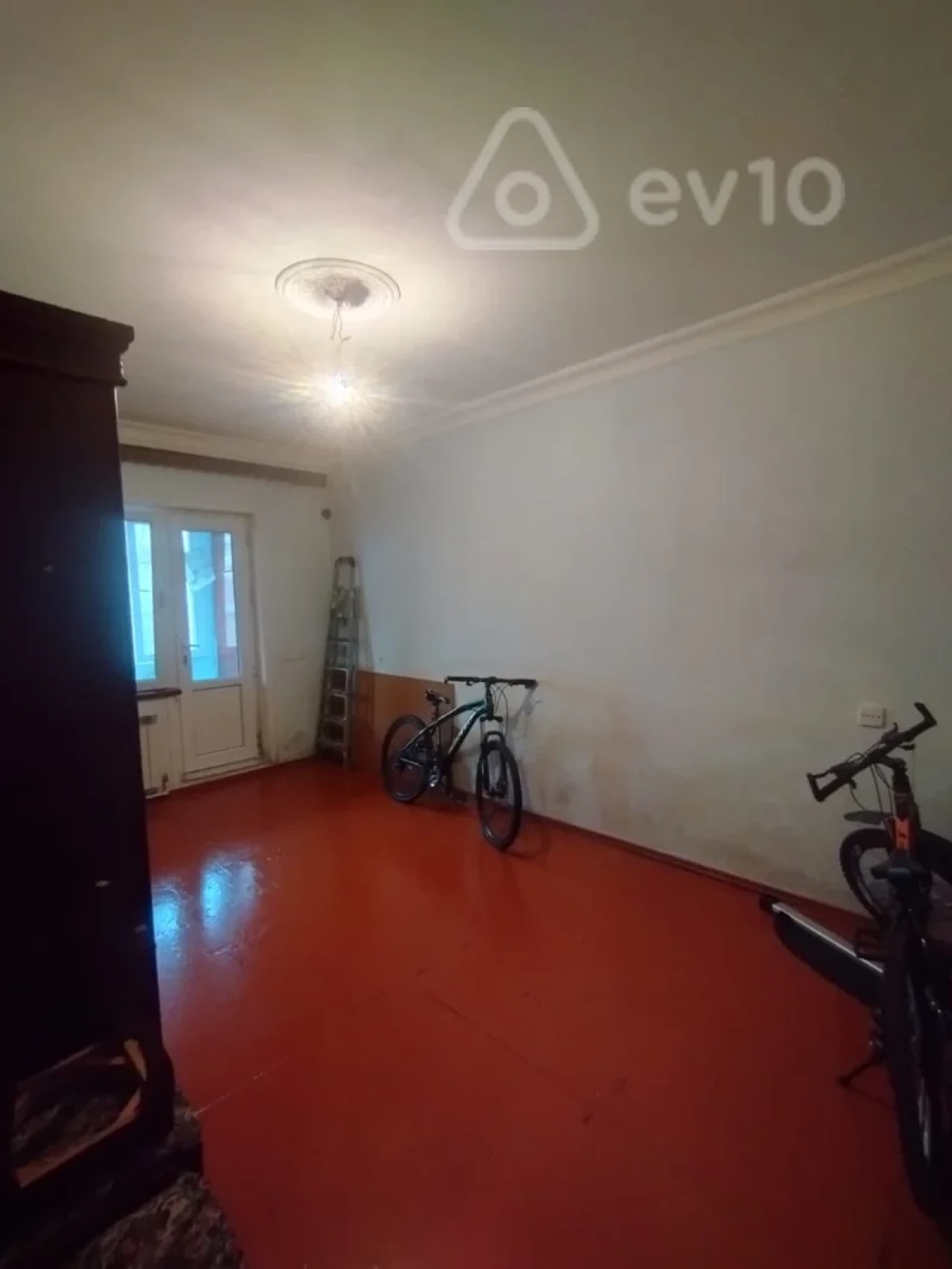 Satılır 4 otaqlı köhnə tikili 100 m²