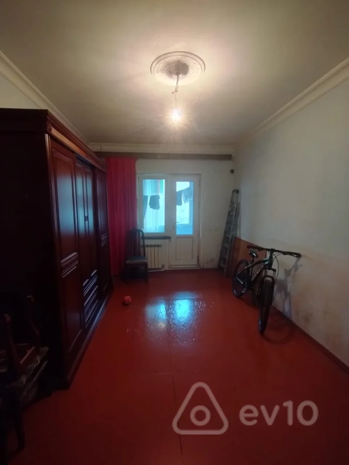 Satılır 4 otaqlı köhnə tikili 100 m²