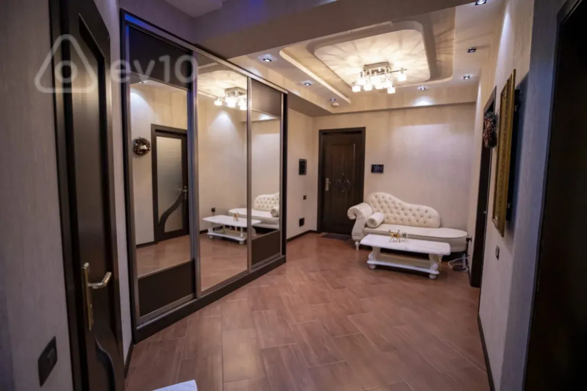 Kirayə verilir 3 otaqlı yeni tikili 150 m²