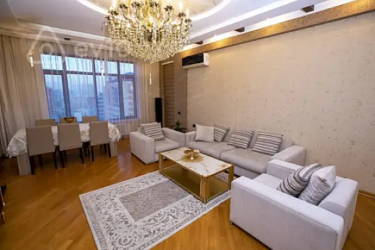 Kirayə verilir 3 otaqlı yeni tikili 150 m²