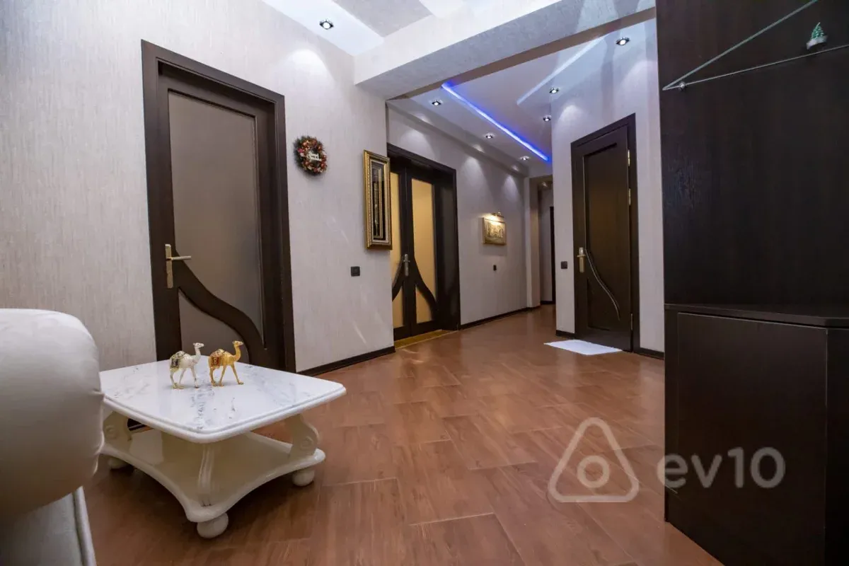 Kirayə verilir 3 otaqlı yeni tikili 150 m²