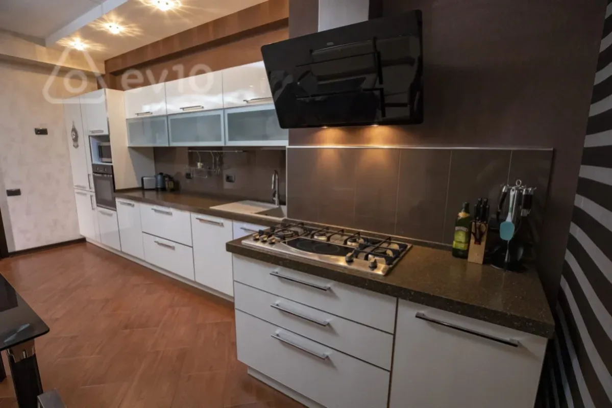 Kirayə verilir 3 otaqlı yeni tikili 150 m²