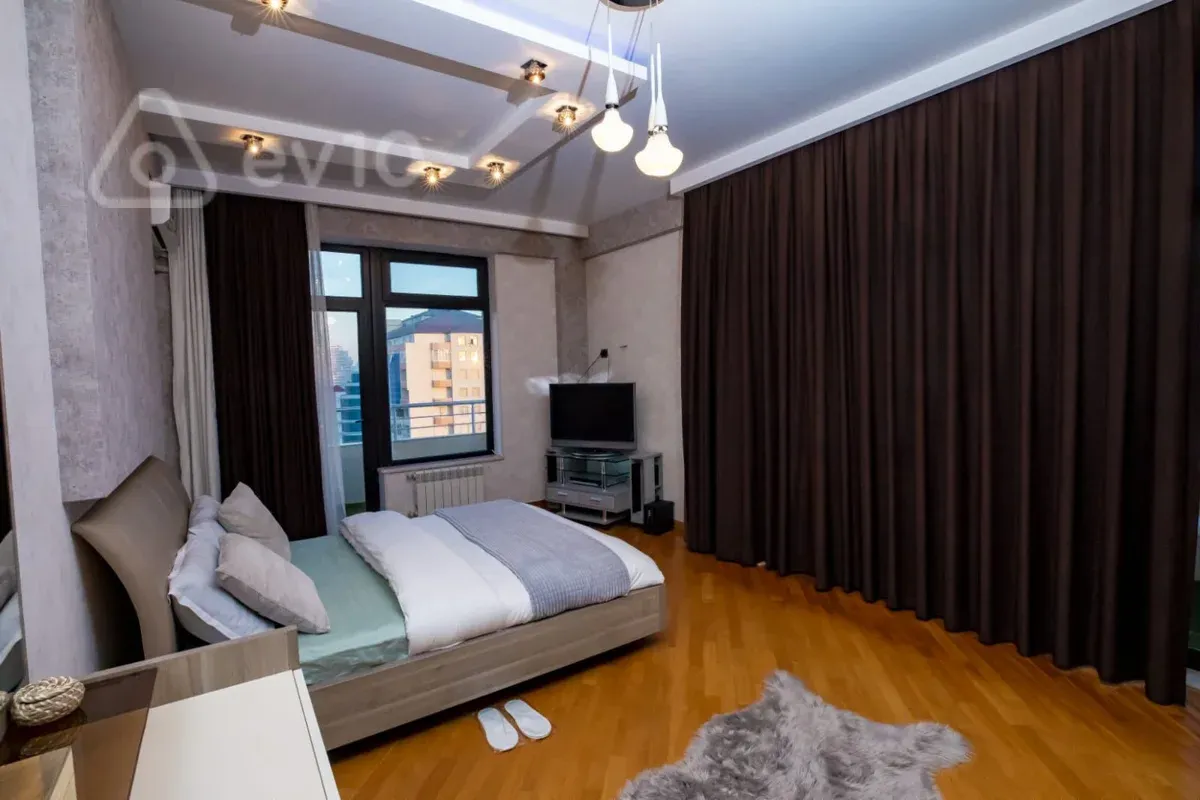 Kirayə verilir 3 otaqlı yeni tikili 150 m²