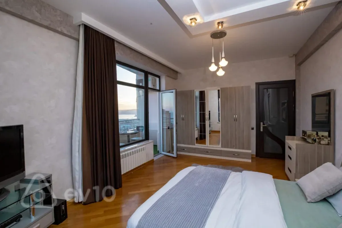 Kirayə verilir 3 otaqlı yeni tikili 150 m²