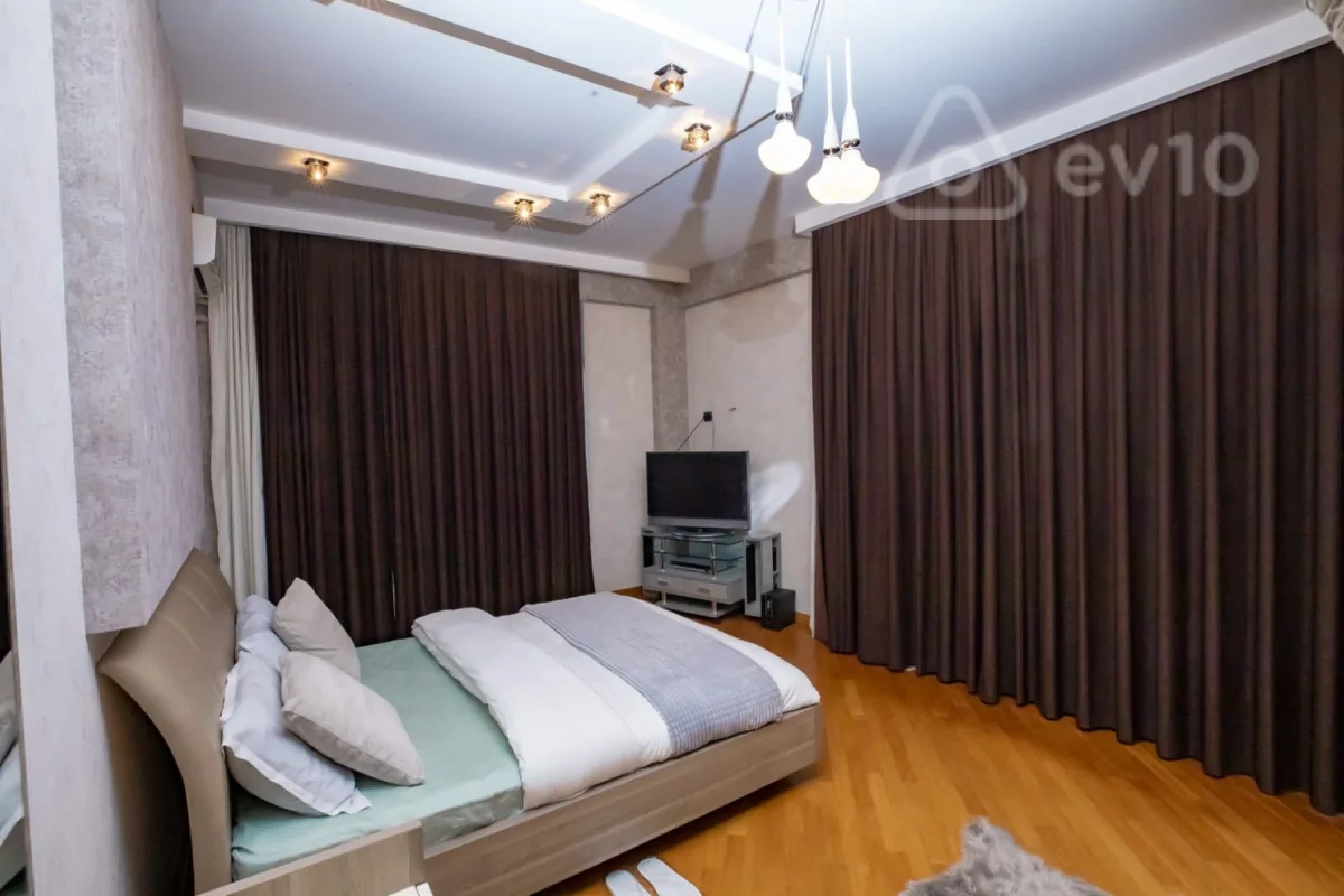 Kirayə verilir 3 otaqlı yeni tikili 150 m²