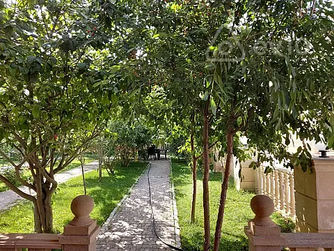 Satılır 7 otaqlı həyət evi 450 m²