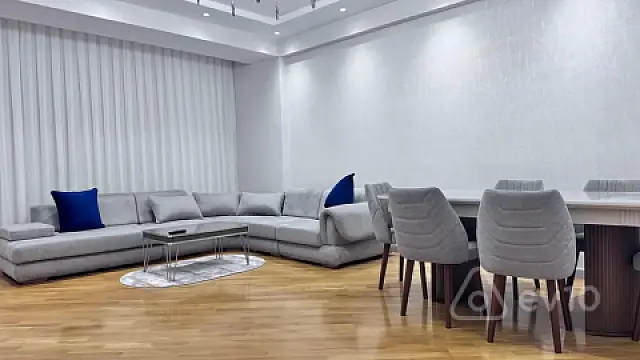 Kirayə verilir 3 otaqlı yeni tikili 141 m²