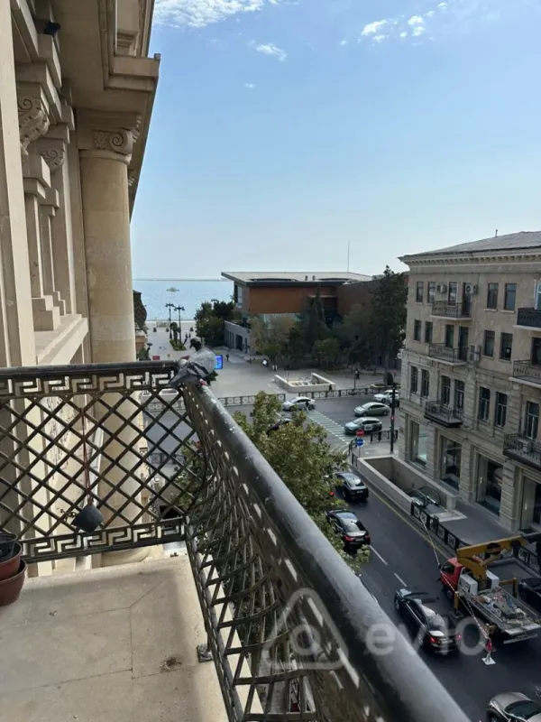 Kirayə verilir 3 otaqlı köhnə tikili 150 m²