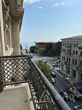 Kirayə verilir 3 otaqlı köhnə tikili 150 m²