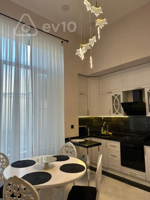 Kirayə verilir 3 otaqlı köhnə tikili 150 m²