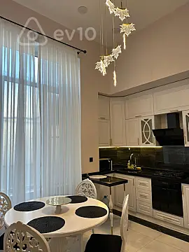 Kirayə verilir 3 otaqlı köhnə tikili 150 m²