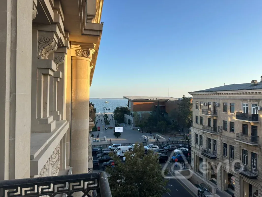 Kirayə verilir 3 otaqlı köhnə tikili 150 m²