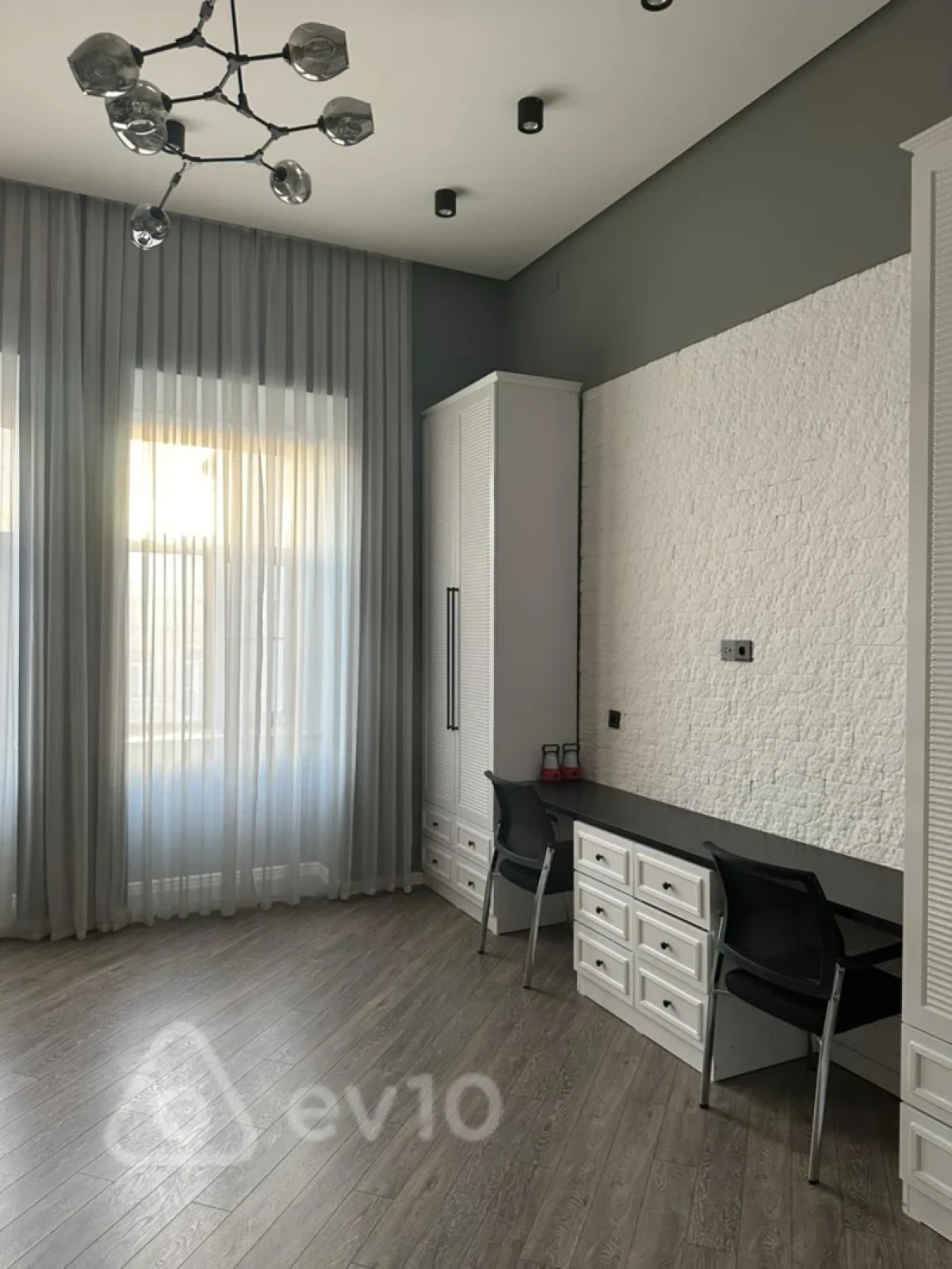 Kirayə verilir 3 otaqlı köhnə tikili 150 m²