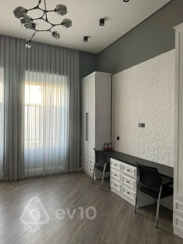 Kirayə verilir 3 otaqlı köhnə tikili 150 m²