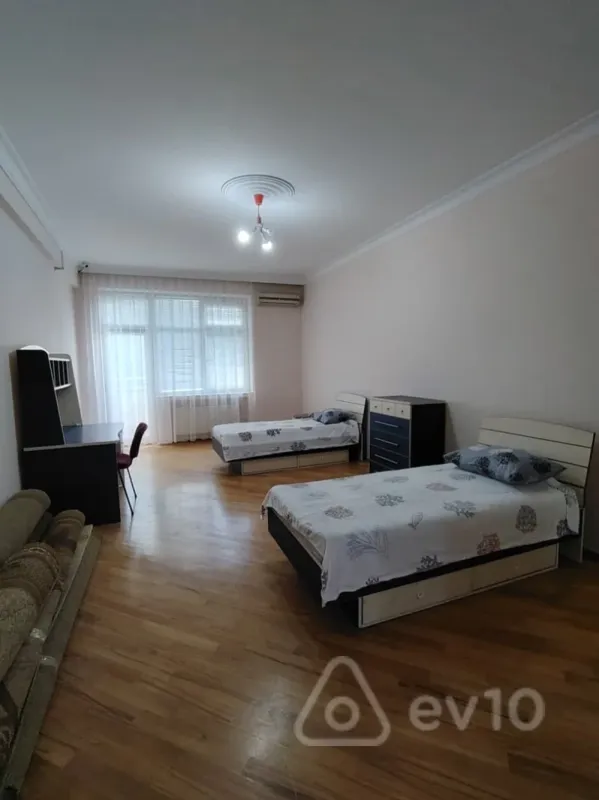 Kirayə verilir 4 otaqlı yeni tikili 210 m²
