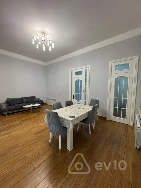 Kirayə verilir 2 otaqlı köhnə tikili 90 m²