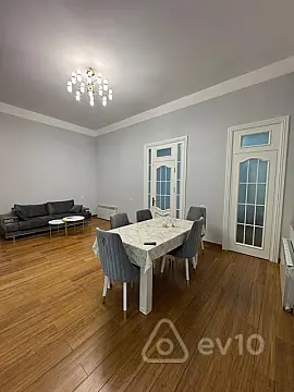 Kirayə verilir 2 otaqlı köhnə tikili 90 m²