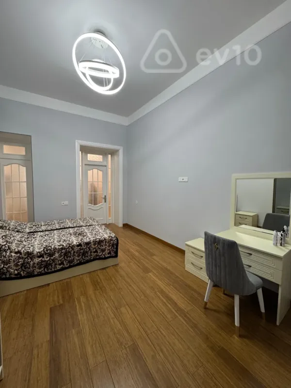 Kirayə verilir 2 otaqlı köhnə tikili 90 m²