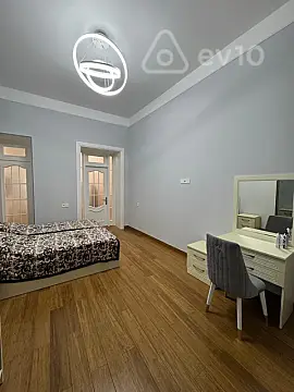 Kirayə verilir 2 otaqlı köhnə tikili 90 m²