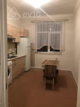 Kirayə verilir 2 otaqlı köhnə tikili 60 m²