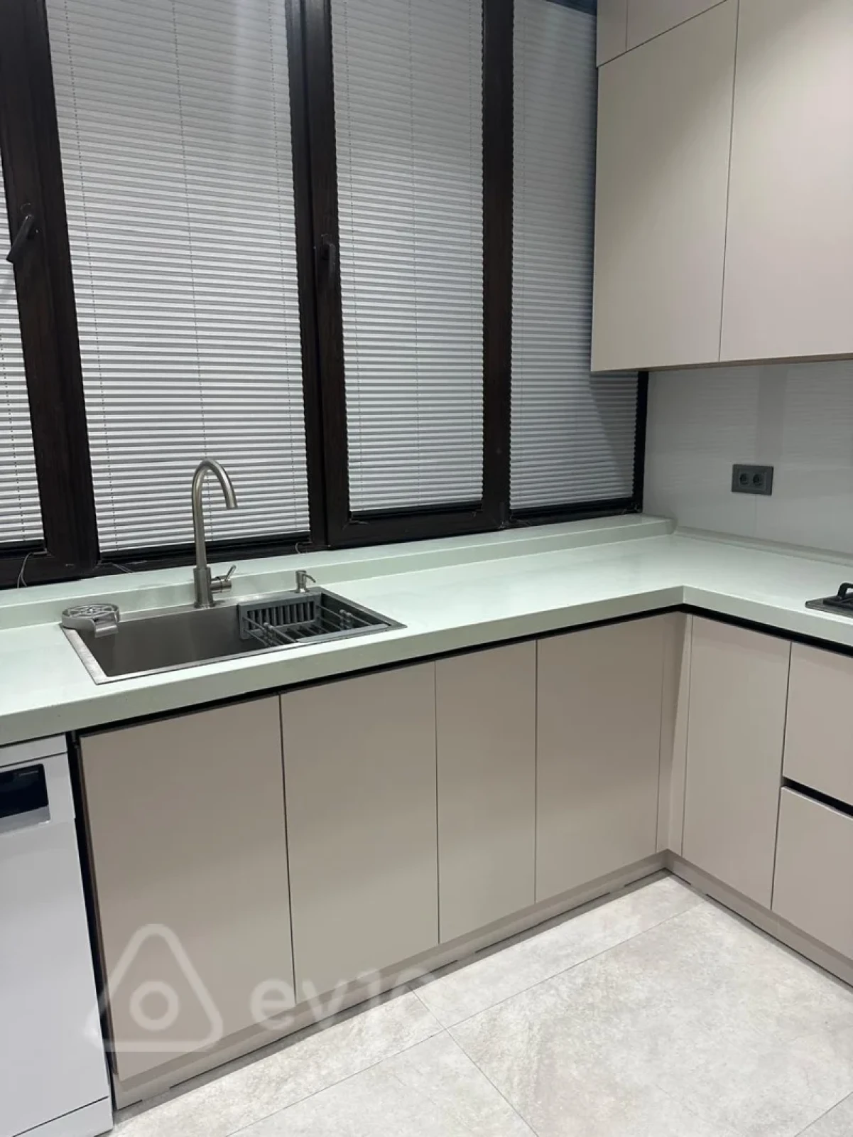 Kirayə verilir 2 otaqlı yeni tikili 75 m²